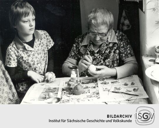 Färben von Ostereiern in Rohne