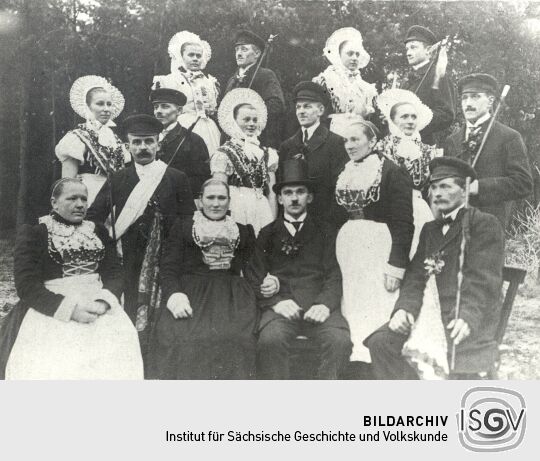 Hochzeitsgesellschaft auf einem Maskenball in Weißkeißel
