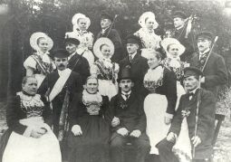 Bild: Hochzeitsgesellschaft auf einem Maskenball in Weißkeißel