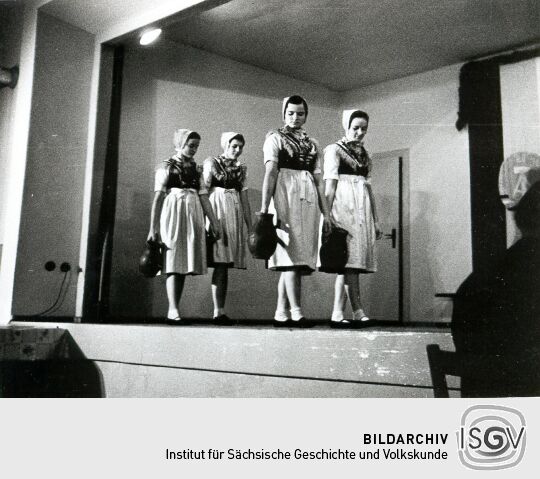 Tanzgruppe aus Schleife