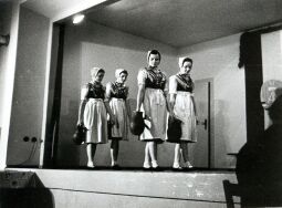 Bild: Tanzgruppe aus Schleife