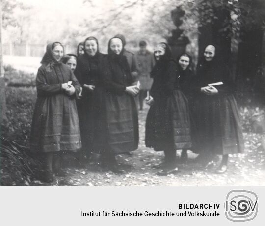 Frauen aus Groß Partwitz in Kirchgangstracht