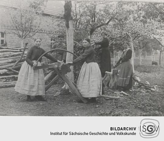 Frauen aus Groß Partwitz in Trachtkleidung