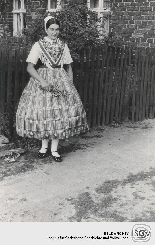 Mädchen aus Groß Partwitz in Trachtkleidung