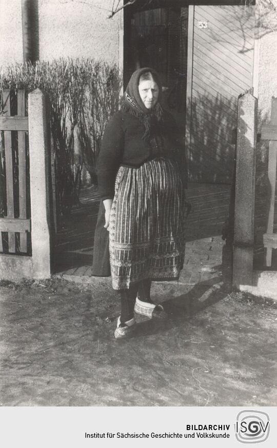 Eine Frau aus Groß Partwitz in Ausgehtracht