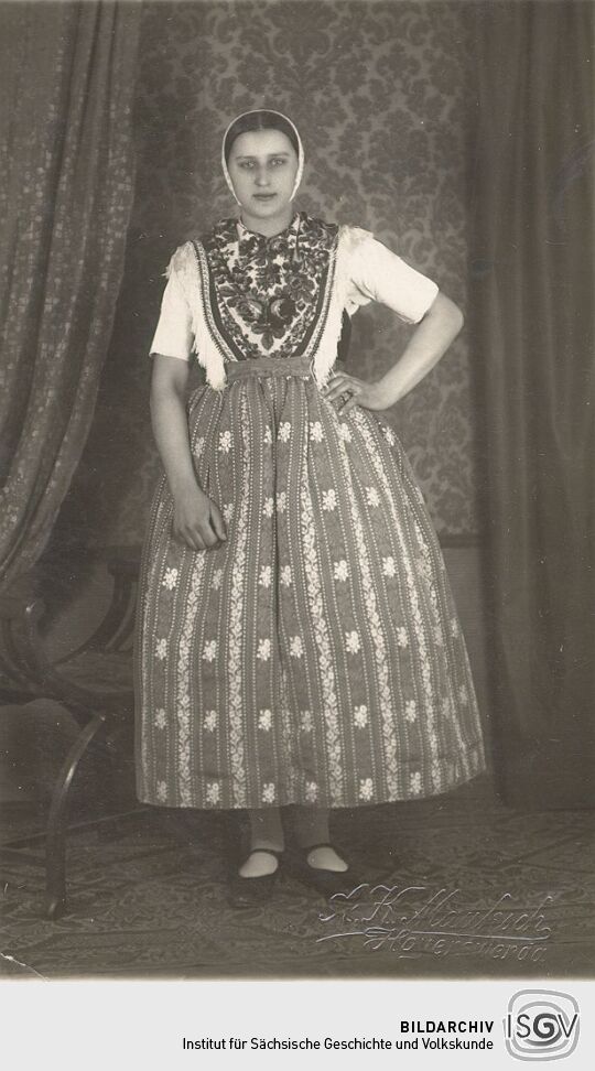 Eine Frau aus Groß Partwitz in Tanztracht
