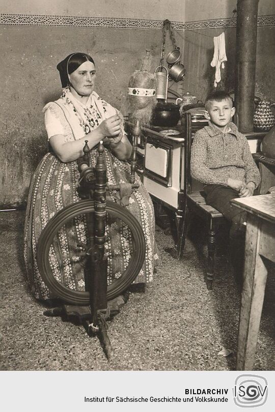 Eine Frau beim Spinnen