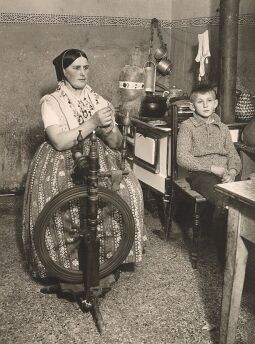 Bild: Eine Frau beim Spinnen