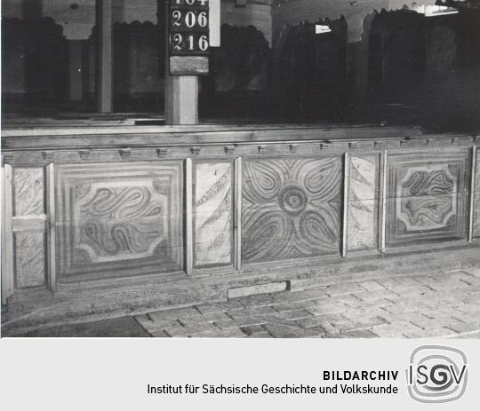 Muster an der vorderen Bankreihe in der Kirche von Groß Partwitz