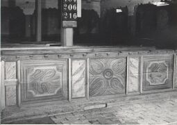 Bild: Muster an der vorderen Bankreihe in der Kirche von Groß Partwitz