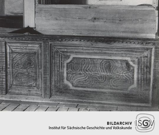 Muster an einer Bankreihe in der Kirche von Groß Partwitz