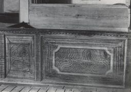 Bild: Muster an einer Bankreihe in der Kirche von Groß Partwitz