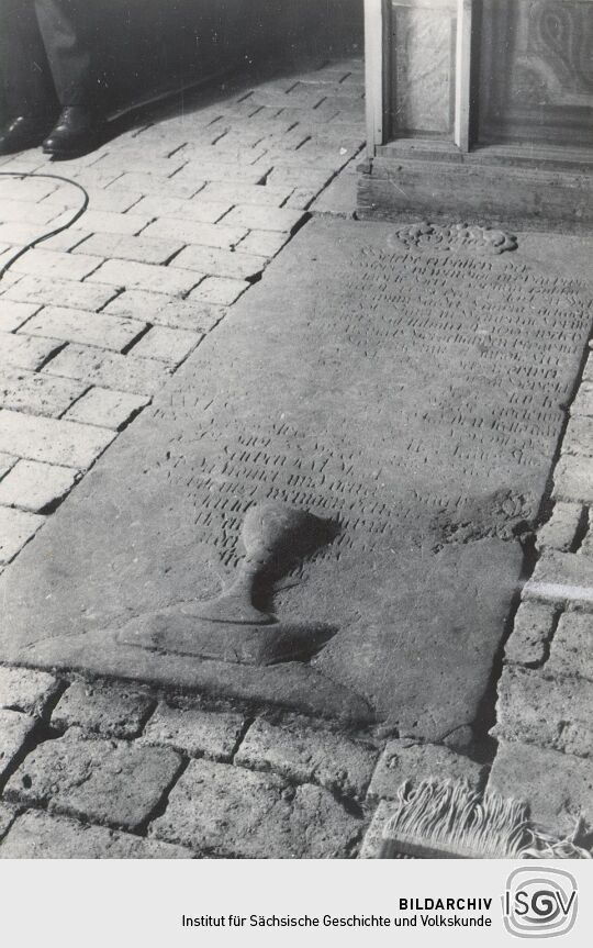 Eine Grabsteinplatte in der Kirche von Groß Partwitz