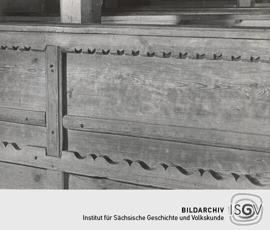 Verzierung an einer Bankreihe in der Kirche von Groß Partwitz