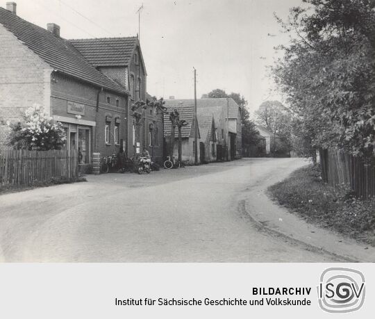 Auf der Dorfstraße in Groß Partwitz