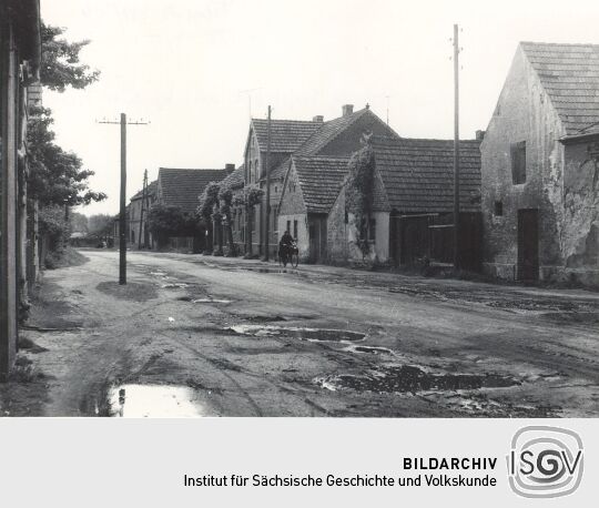 Auf der Dorfstraße in Groß Partwitz
