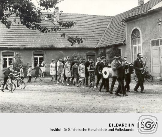 Maibaumwerfen in Groß Partwitz