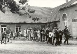 Bild: Maibaumwerfen in Groß Partwitz