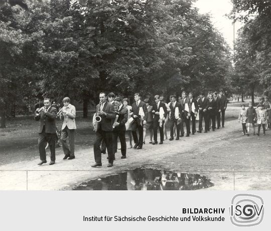 Maibaumwerfen in Groß Partwitz