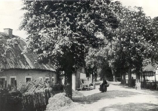 Straße und Kleinbauernhaus in Milkel