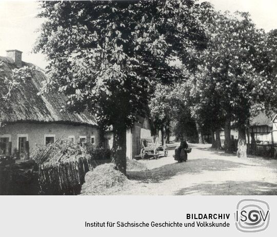 Straße und Kleinbauernhaus in Milkel