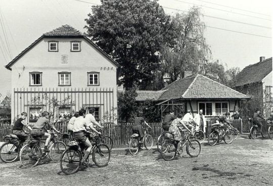 sorbische Schüler aus Bautzen zu Besuch bei Měrćin Nowak in Nechern