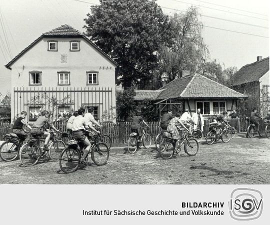 sorbische Schüler aus Bautzen zu Besuch bei Měrćin Nowak in Nechern