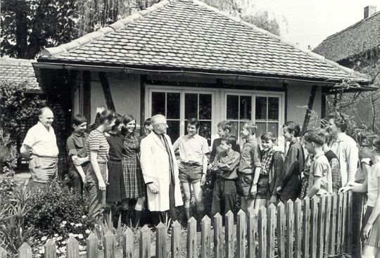 sorbische Schüler aus Bautzen zu Besuch bei Měrćin Nowak in Nechern