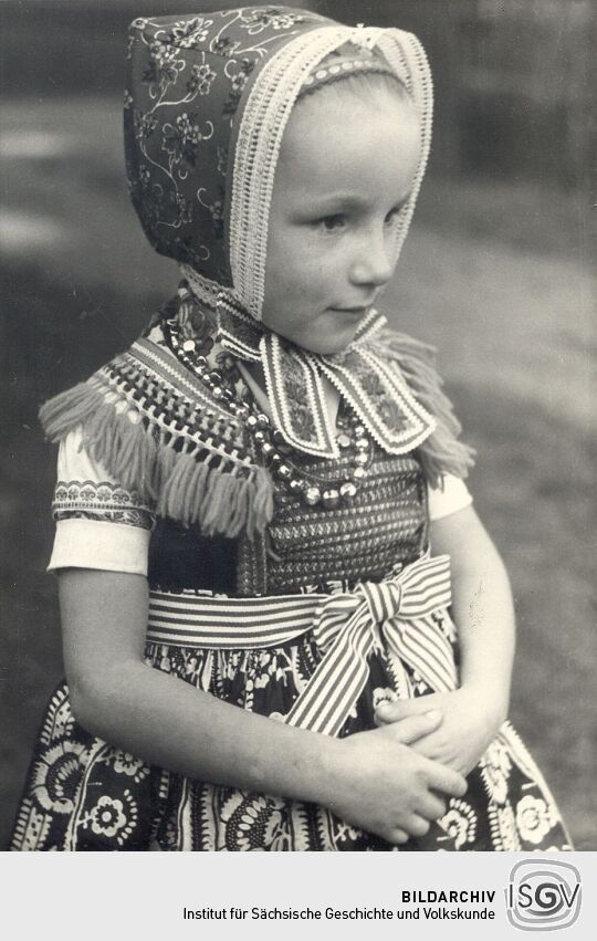 Mädchen in Schleifer Tracht