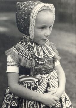 Bild: Mädchen in Schleifer Tracht