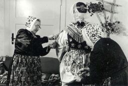 Bild: Ankleiden des "dźěćetko"