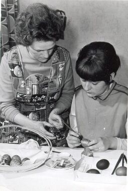 Bild: Verzieren von Ostereiern in Hoyerswerda