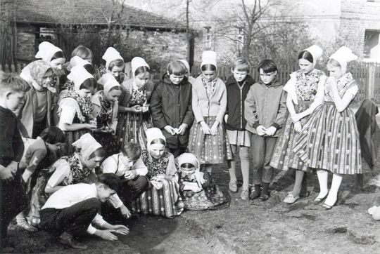 Kinder beim Waleien in Spohla