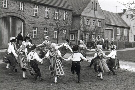 Aufführen von Ostertänzen in Spohla