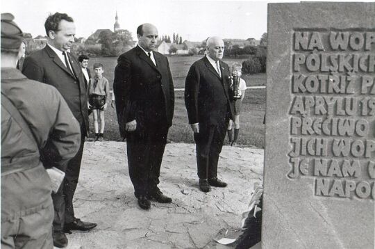 Polnische Delegation am Denkmal in Crostwitz