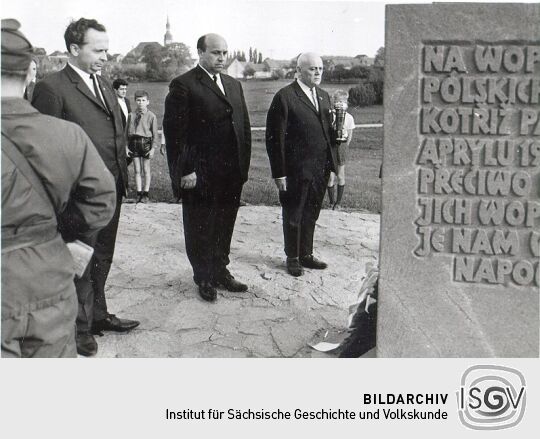 Polnische Delegation am Denkmal in Crostwitz