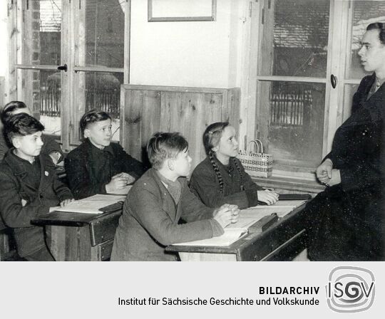 Ludvik Kola in einer Schule
