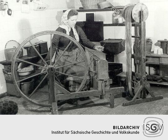 Frau am Spulrad
