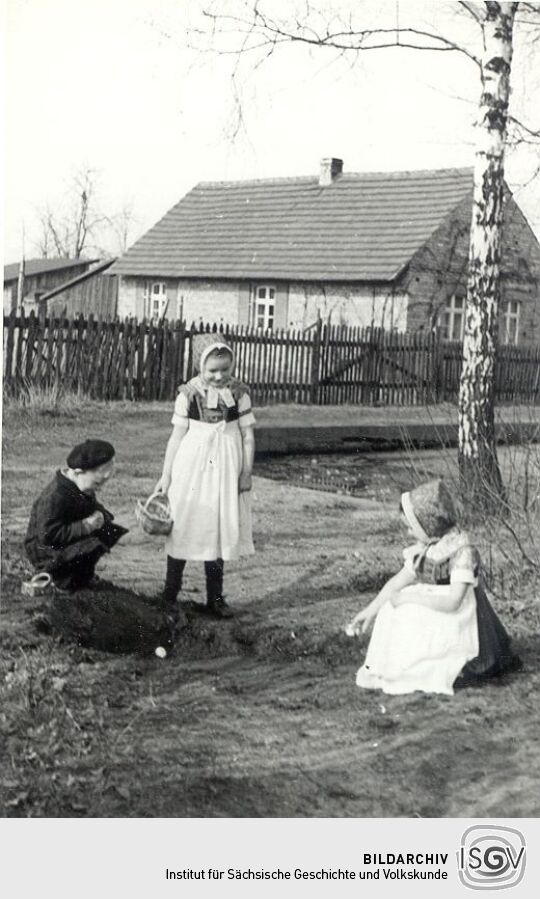 Sorbische Kinder beim " Waleien"