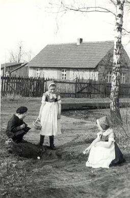 Bild: Sorbische Kinder beim " Waleien"