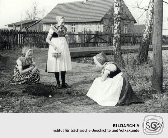 Sorbische Kinder beim " Waleien"