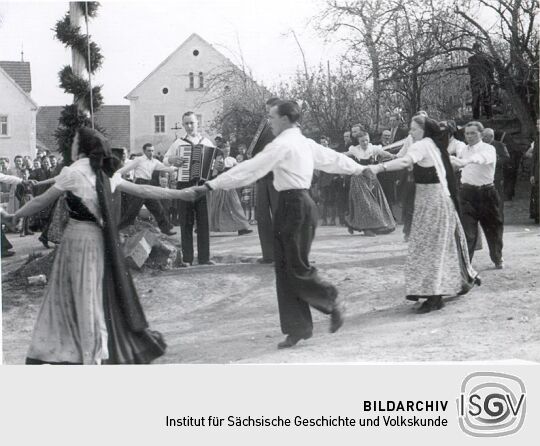 Maibaumwerfen in Ostro