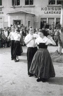 Bild: Maibaumwerfen in Radibor