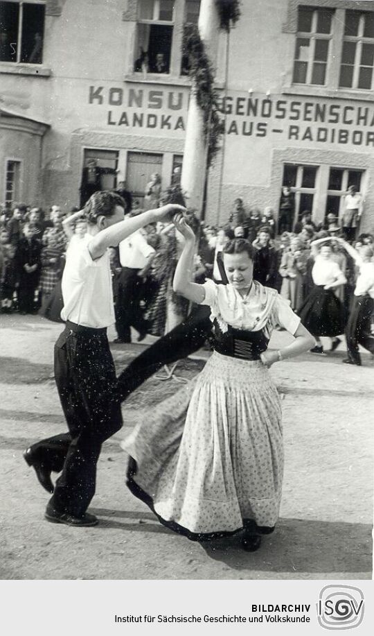 Maibaumwerfen in Radibor