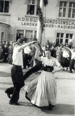 Bild: Maibaumwerfen in Radibor