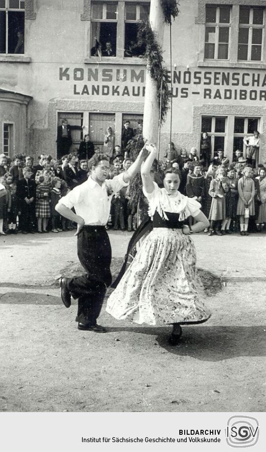 Maibaumwerfen in Radibor