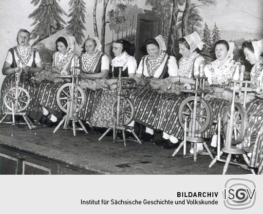 Spinnende Frauen in Dreikretscham