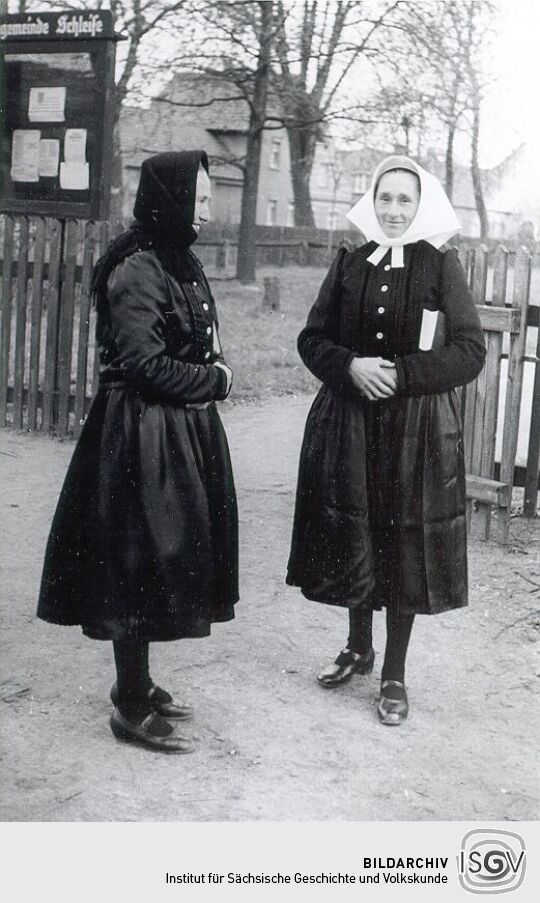 Frauen in Schleifer Tracht