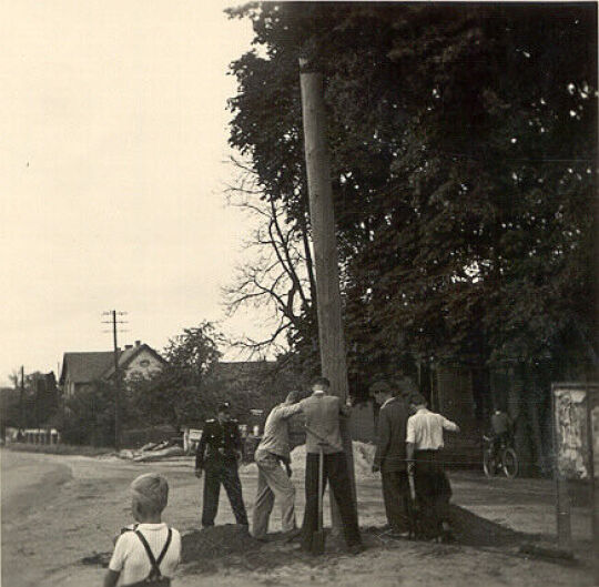 Aufstellen des Maibaumes in Halbendorf
