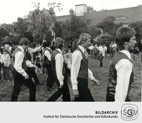 Maibaumwerfen in Königswartha